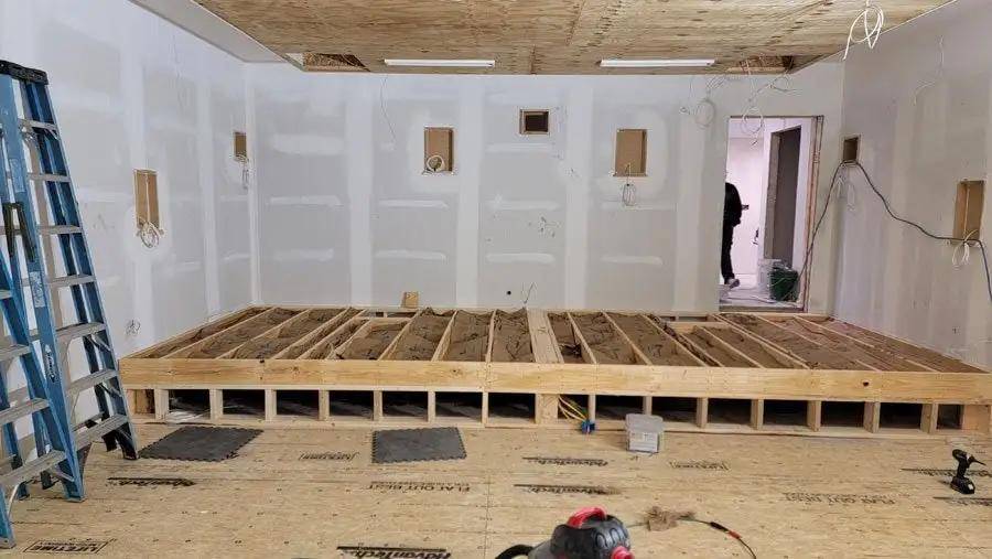 老外手搓发烧级影音室，IMAX感扑面而来