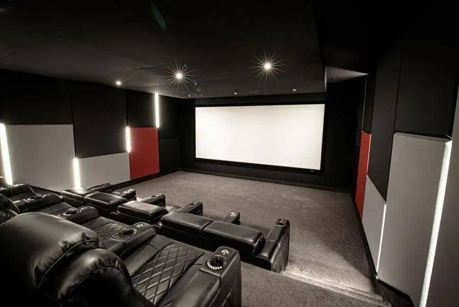 老外手搓发烧级影音室，IMAX感扑面而来