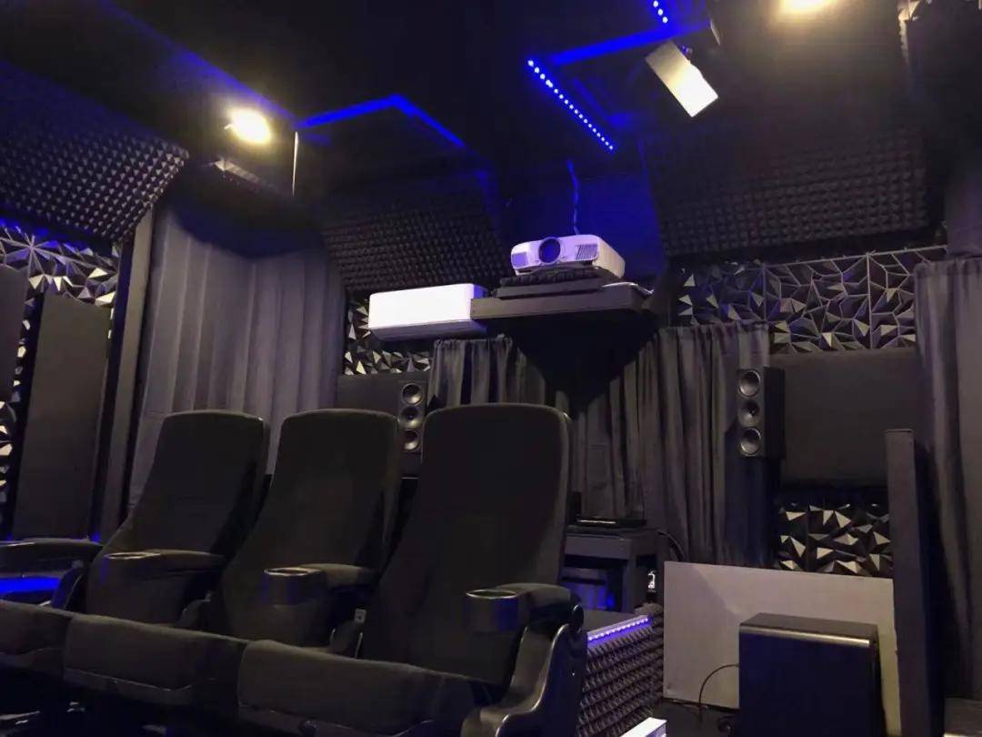 12个低音炮还不满意？道格的硬核家庭影院小黑屋