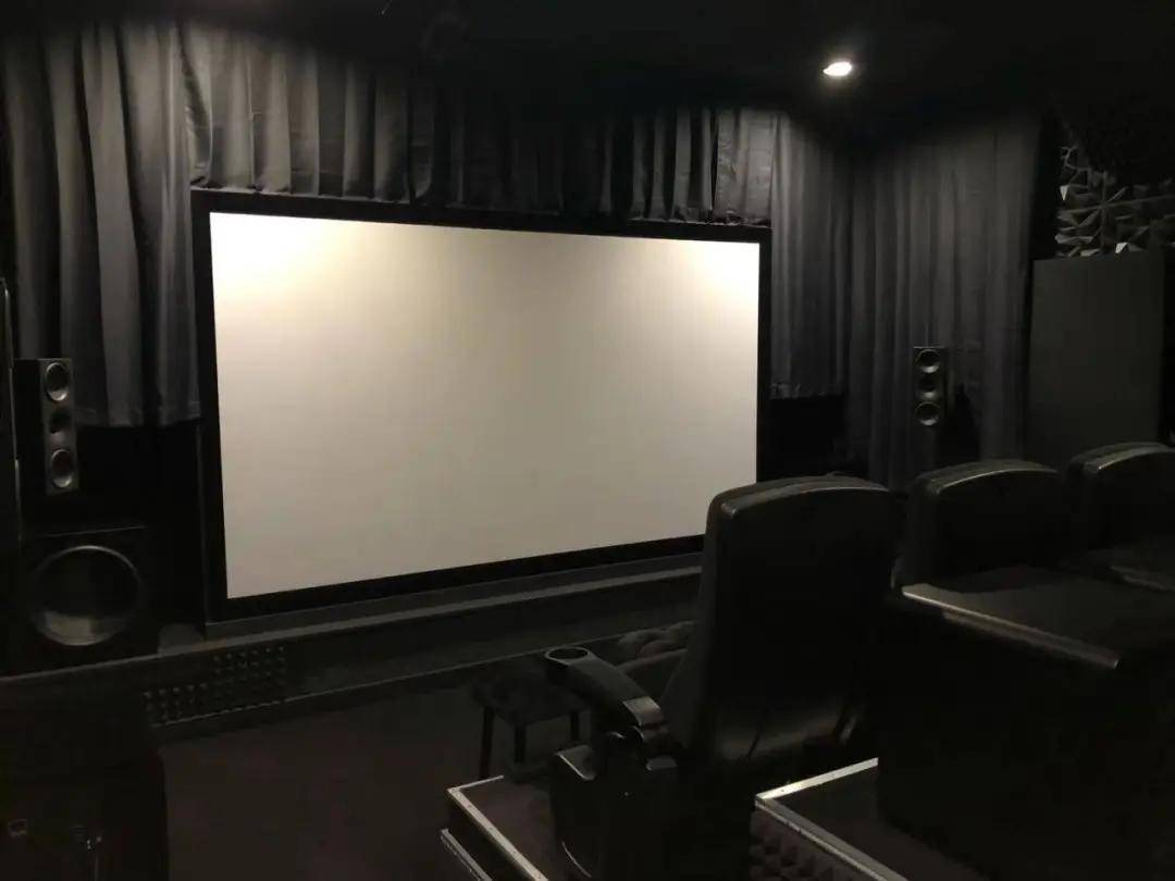 12个低音炮还不满意？道格的硬核家庭影院小黑屋