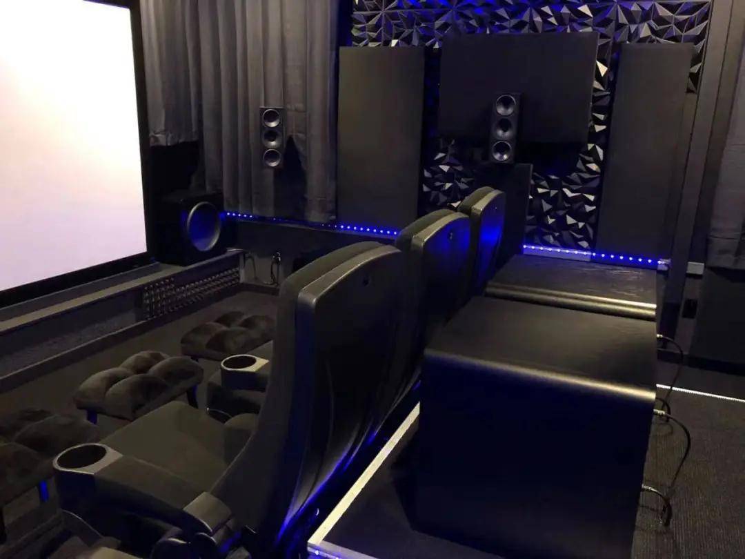 12个低音炮还不满意？道格的硬核家庭影院小黑屋