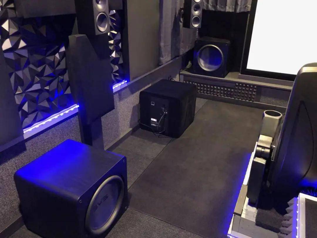 12个低音炮还不满意？道格的硬核家庭影院小黑屋