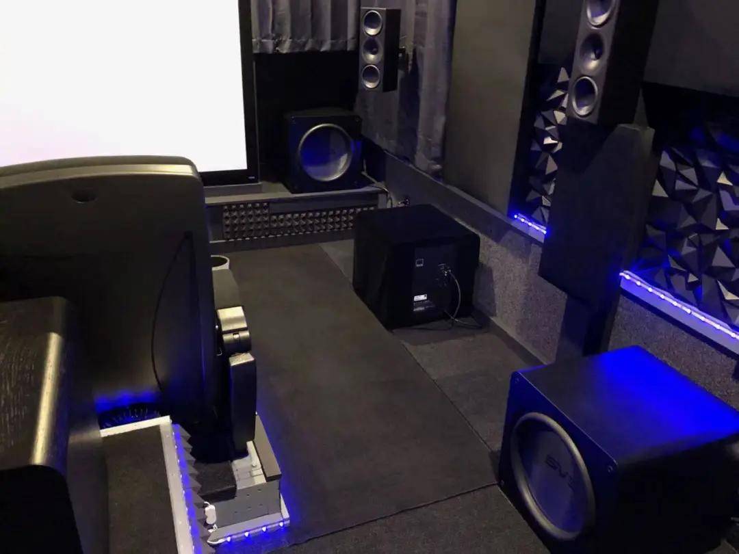 12个低音炮还不满意？道格的硬核家庭影院小黑屋