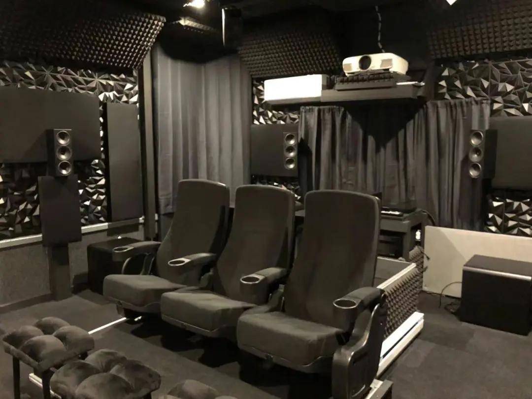 12个低音炮还不满意？道格的硬核家庭影院小黑屋