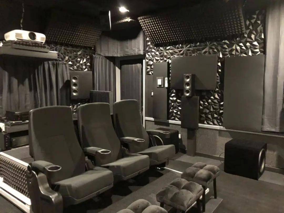 12个低音炮还不满意？道格的硬核家庭影院小黑屋