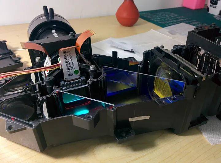 投影有色边怎么办？爱普生、索尼、JVC投影机必备三色面板对齐教程（附隐藏技巧）