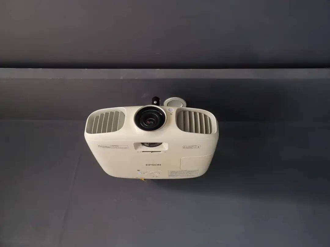 投影有色边怎么办？爱普生、索尼、JVC投影机必备三色面板对齐教程（附隐藏技巧）