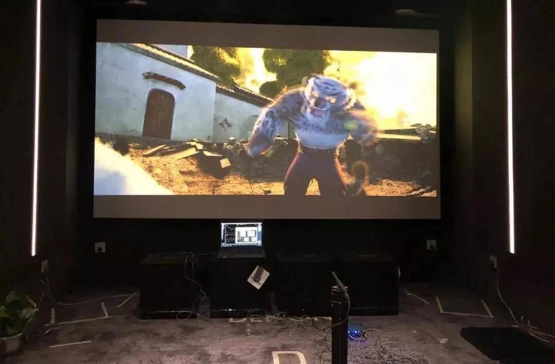 低音炮还可以叠起来用？什么是低音阵列？