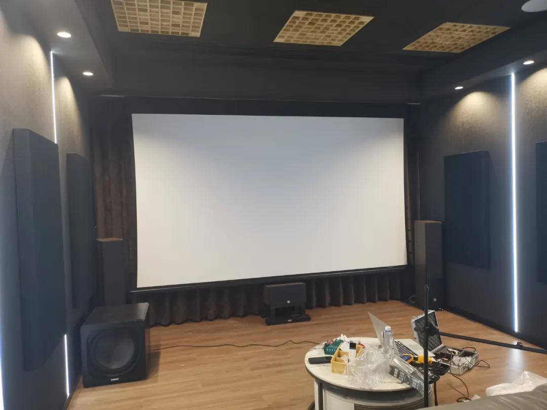 有窗的房间能装家庭影院吗？藏在别墅二楼的7.2.4全景声影音室 