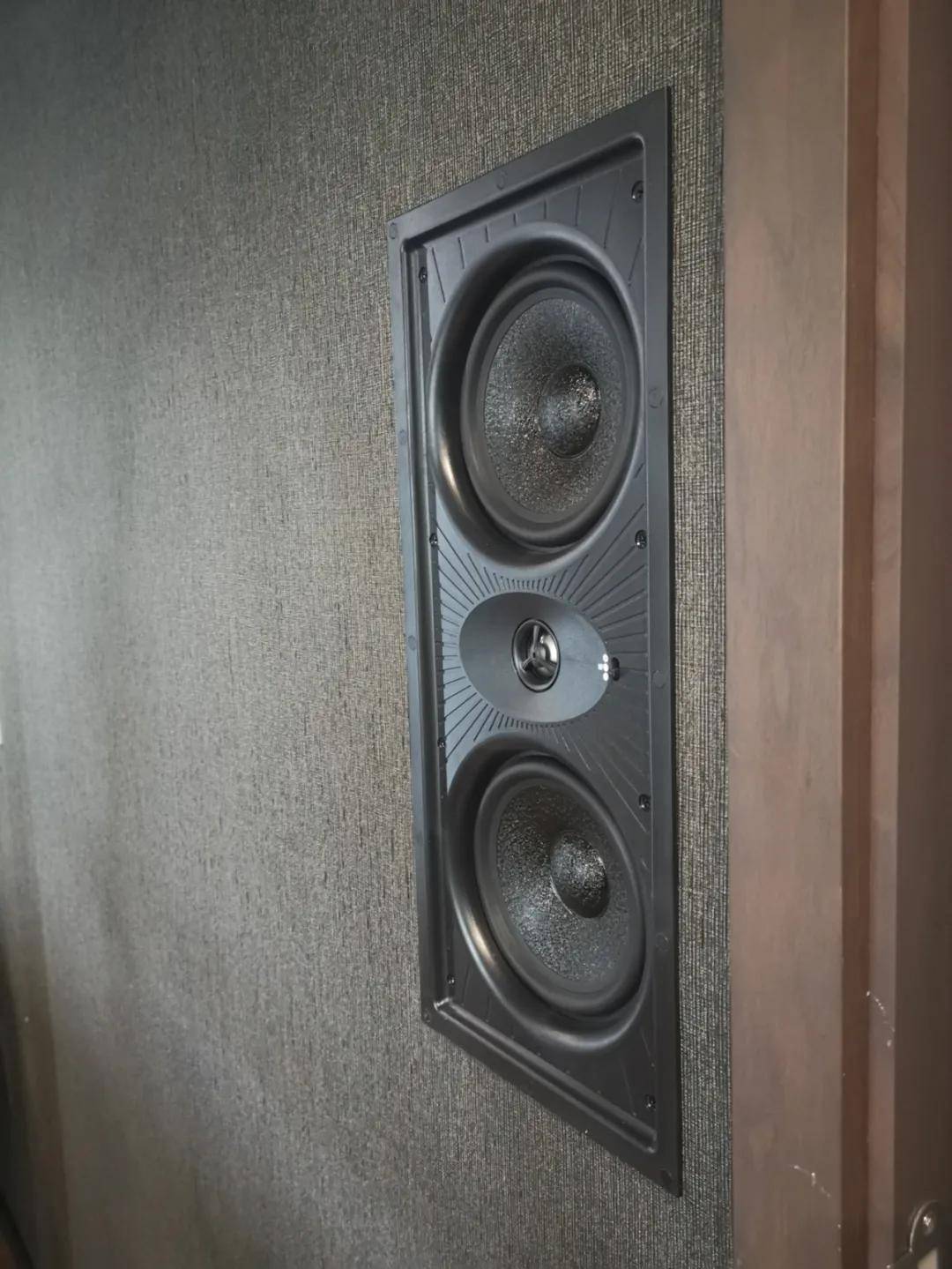 有窗的房间能装家庭影院吗？藏在别墅二楼的7.2.4全景声影音室 