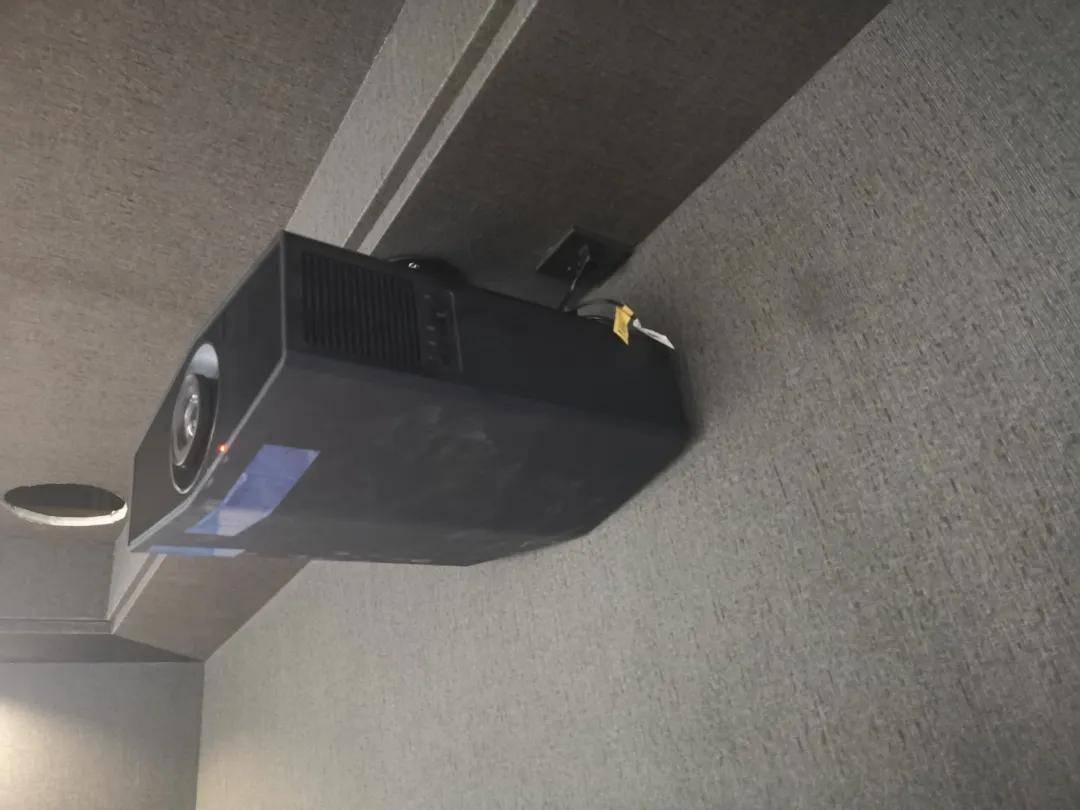 有窗的房间能装家庭影院吗？藏在别墅二楼的7.2.4全景声影音室 