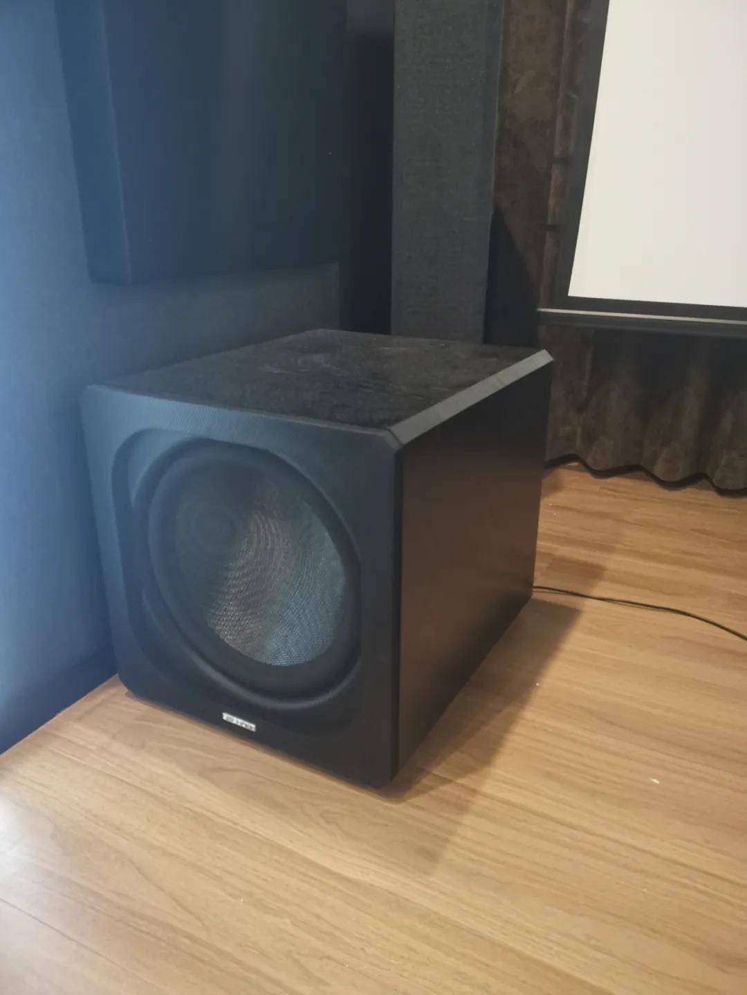 有窗的房间能装家庭影院吗？藏在别墅二楼的7.2.4全景声影音室 