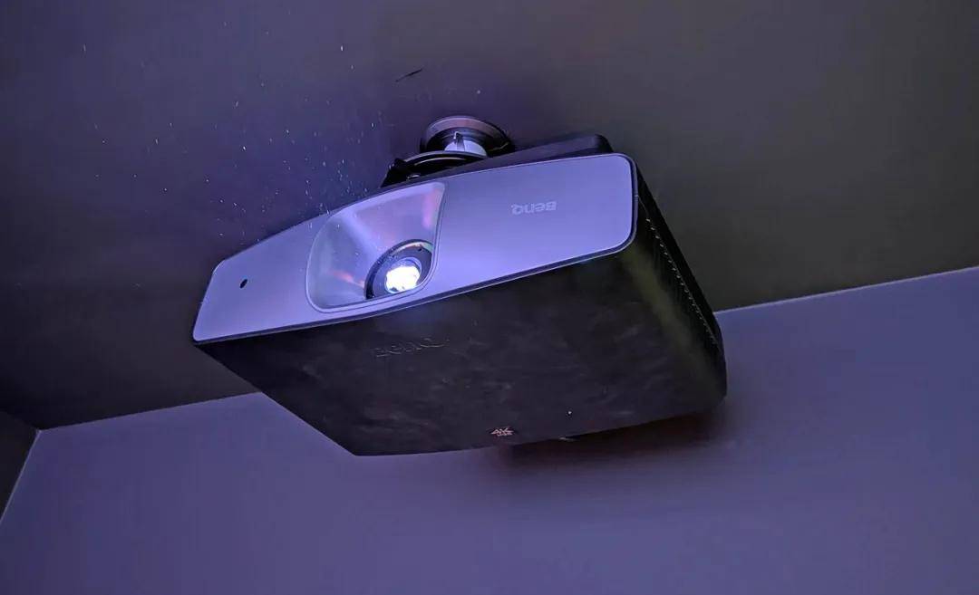 杜比视界，3200 流明，全玻璃电动镜头，明基发布新款三色激光 4K 投影机BenQ W4200